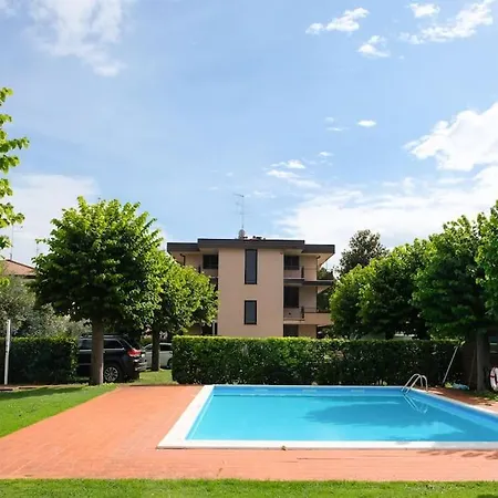 Apartment Am Mit Pool Sirmione